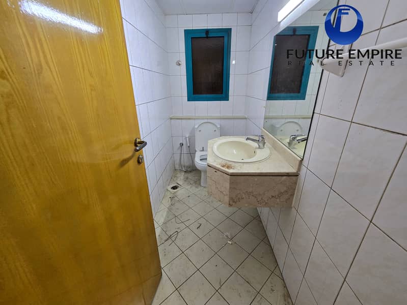 Chiller Free Close To Metro Spacious 1BHK Free Parking - Image 9