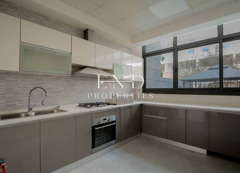 End Unit | Vacant | Single Row | Easy Viewing