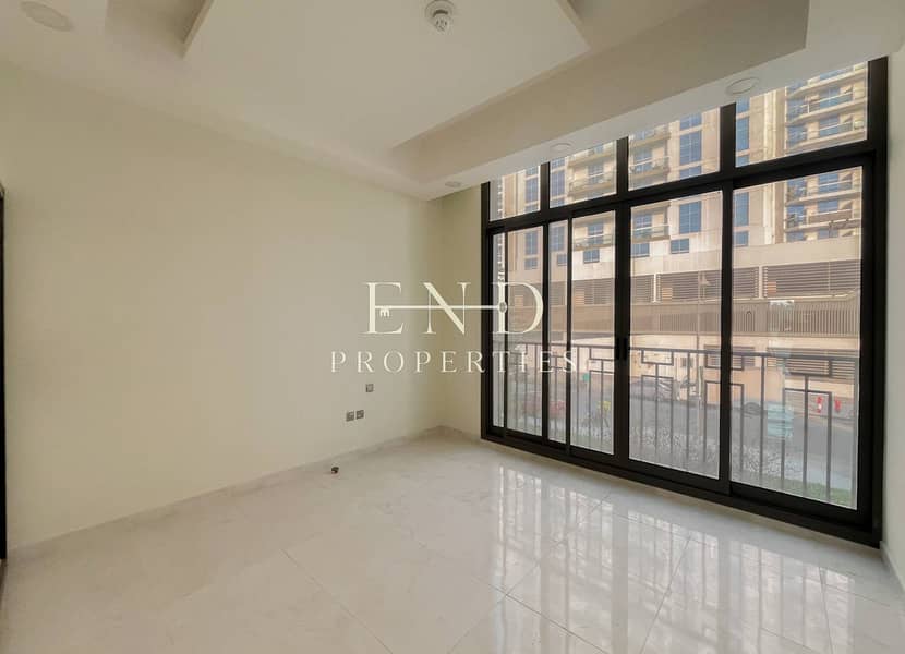 End Unit | Vacant | Single Row | Easy Viewing - Image 6