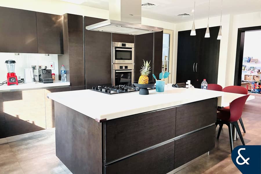 4-Bedroom | Large Garden | Open Living Room - Image 6