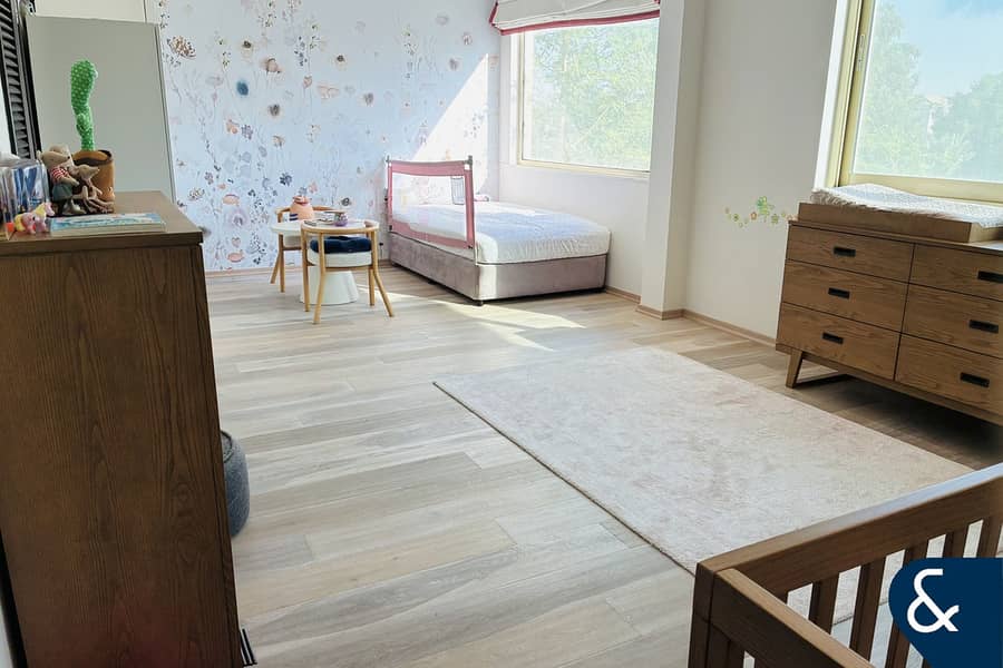 4-Bedroom | Large Garden | Open Living Room - Image 10