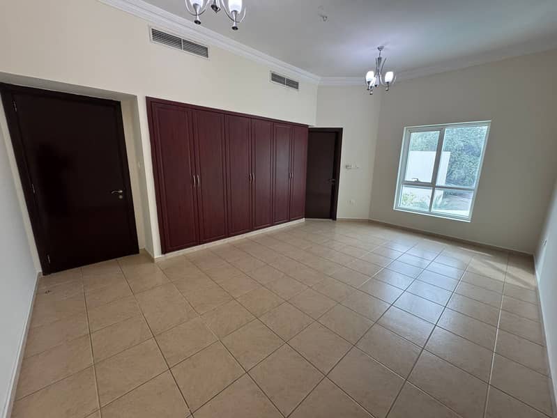 7 bedroom villa + Maid’s room |Spacious | In perfect condition - Image 7