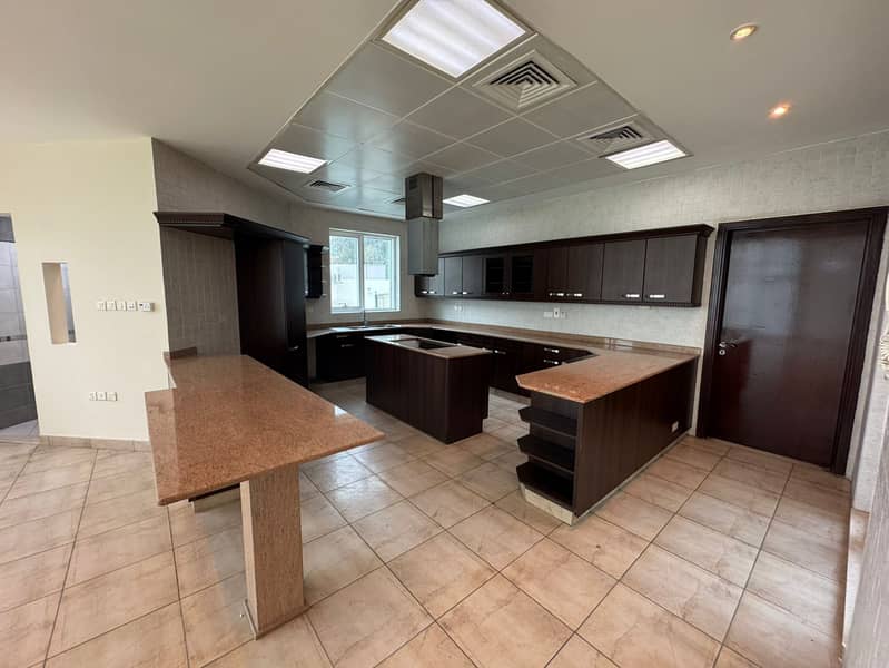 7 bedroom villa + Maid’s room |Spacious | In perfect condition - Image 24