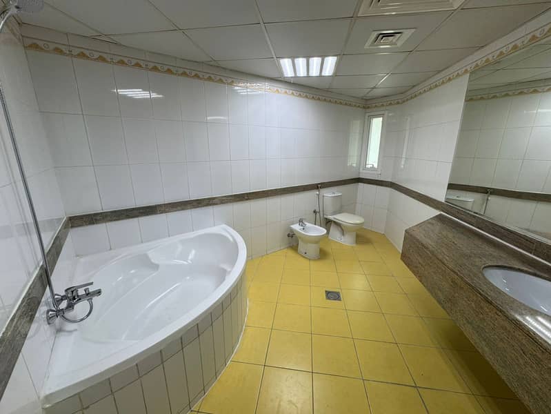 7 bedroom villa + Maid’s room |Spacious | In perfect condition - Image 25