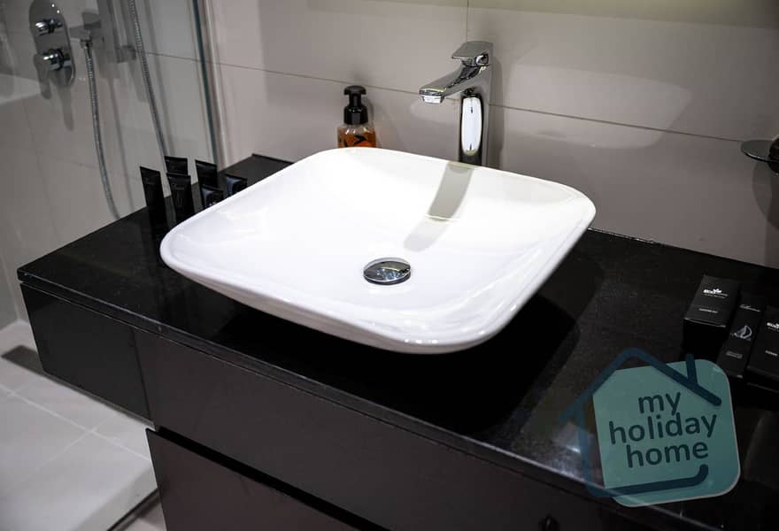 Beautiful 1 BR Canal View | Spacious | High floor - Image 15