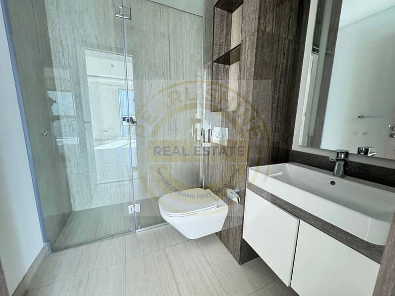 Prime Location | Luxury Living | Full Lake View - Image 10