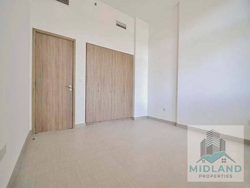 Spacious 1BR + Hall, Park Views, Prime Corner Unit – Town Square - Image 6
