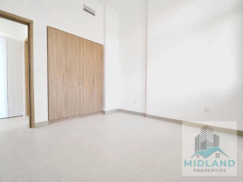 Spacious 1BR + Hall, Park Views, Prime Corner Unit – Town Square - Image 7