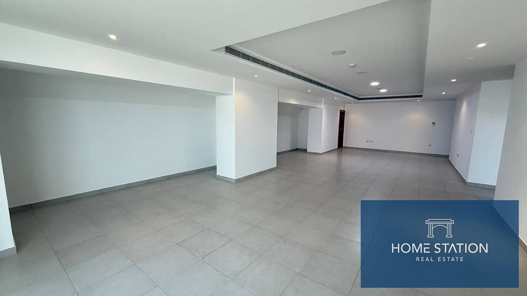 “Spacious Top-Floor Apartment • Chiller-Free • Laundry Area • Incredible Views”