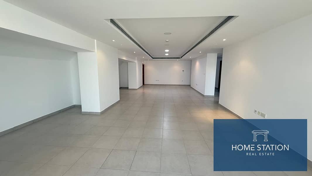 “Spacious Top-Floor Apartment • Chiller-Free • Laundry Area • Incredible Views”