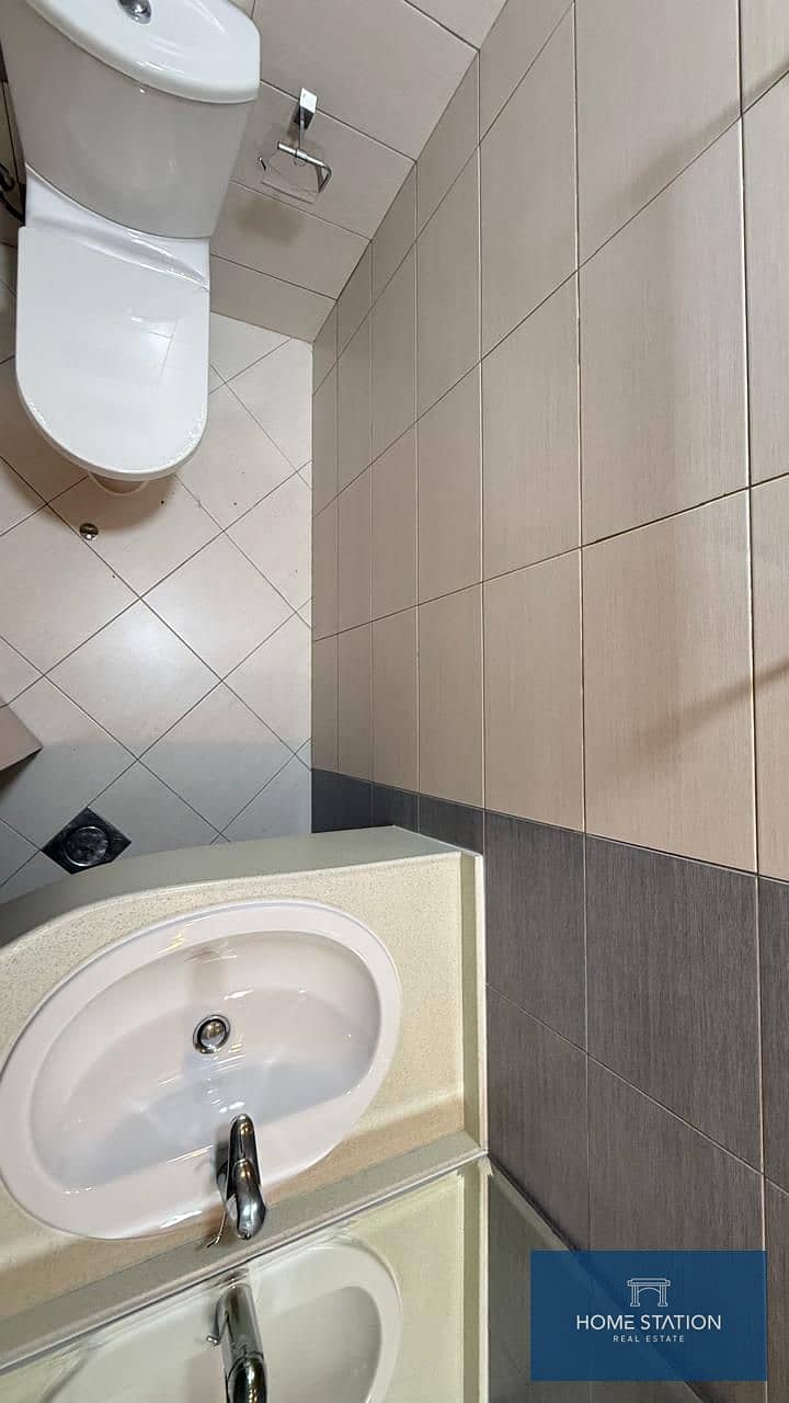 “Spacious Top-Floor Apartment • Chiller-Free • Laundry Area • Incredible Views”