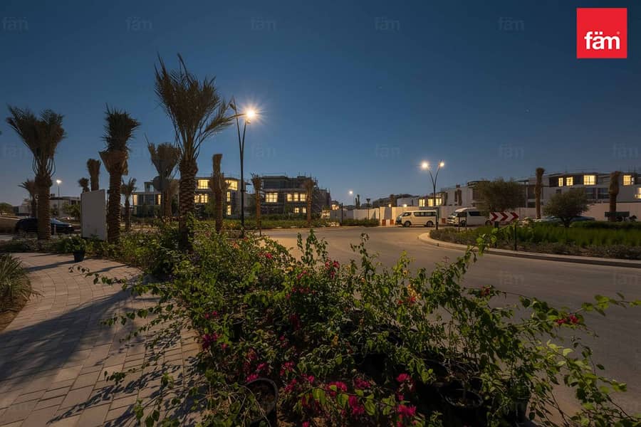 SINGLE ROW CORNER UNIT| BURJ VIEWl NEAR AMENITIES - Image 19