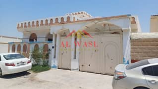 للبيع بيت بالشارقة منطقة الصبخة موقع مميز جدا قريب من الخدمات