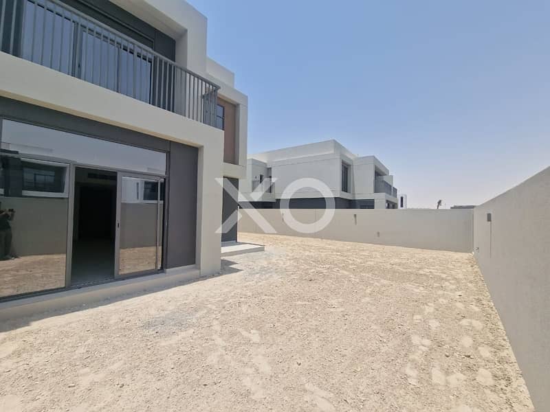 Single Row | Huge Garden | Next To Beach - Image 17