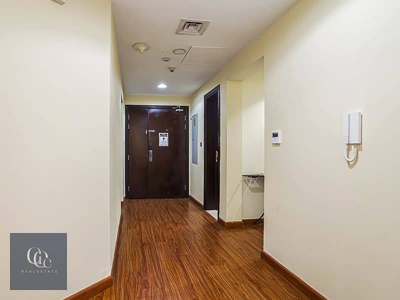 Easy Access to Metro | High floor with Balcony | Upgraded and Equipped - Image 6