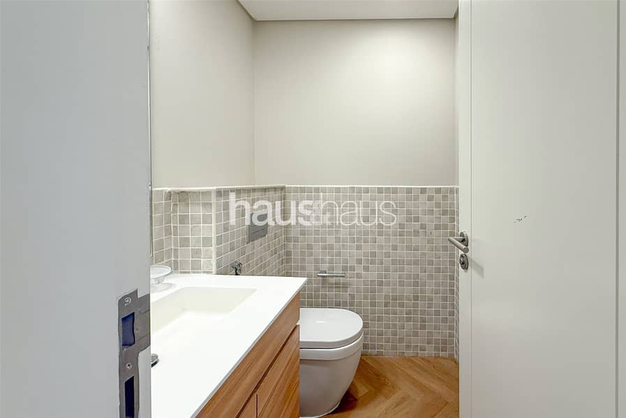 Upgraded | Community View | Mid Floor - Image 6