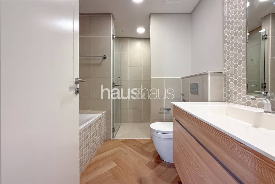 Upgraded | Community View | Mid Floor - Image 10