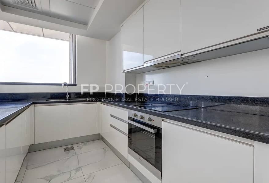 Luxurious 3+Maid Room Flat | Sea View | High Floor - Image 13