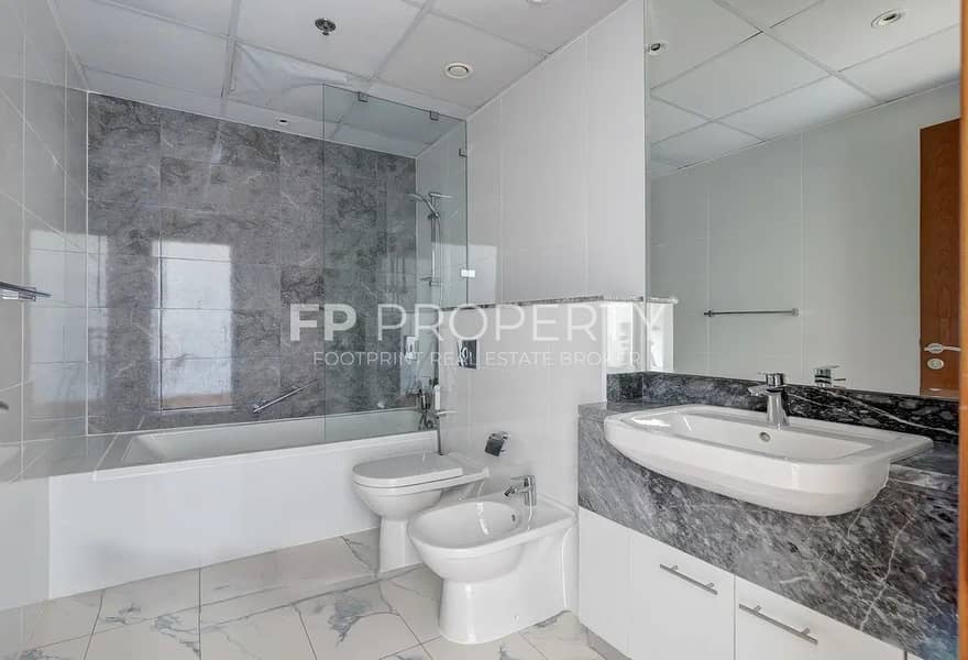 Luxurious 3+Maid Room Flat | Sea View | High Floor - Image 15