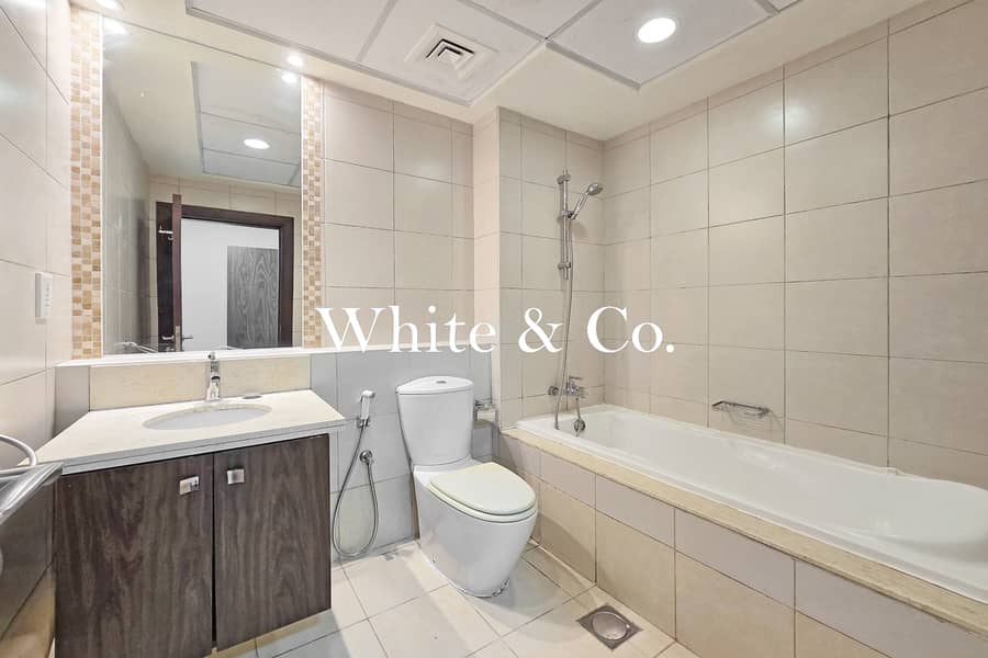 Spacious layout | High Floor | Vacant - Image 6