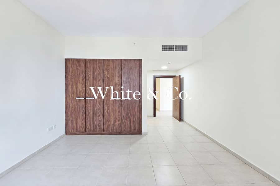 Spacious layout | High Floor | Vacant - Image 8