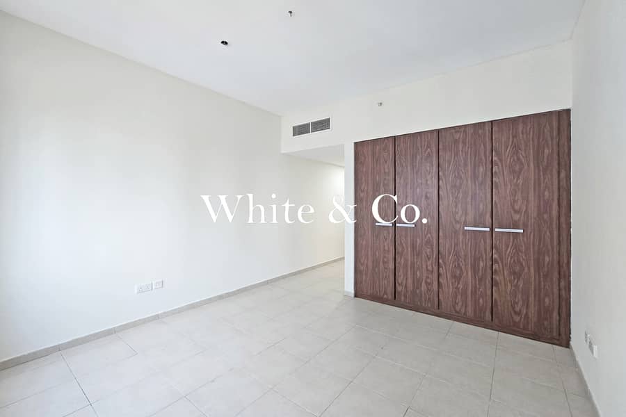 Spacious layout | High Floor | Vacant - Image 10