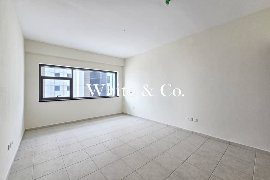 Spacious layout | High Floor | Vacant - Image 11