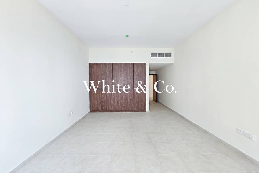 Spacious layout | High Floor | Vacant - Image 12