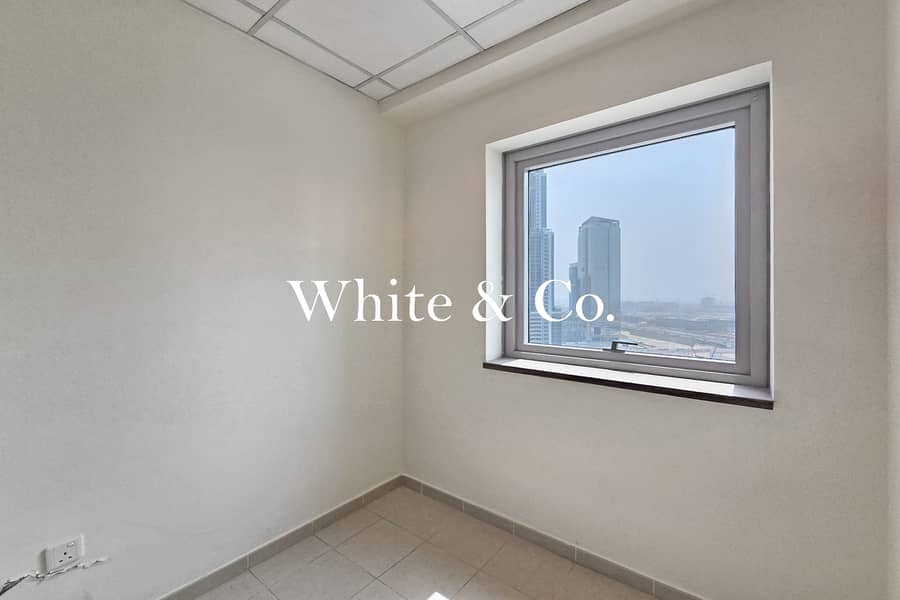 Spacious layout | High Floor | Vacant - Image 13