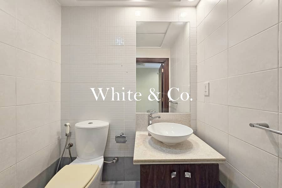 Spacious layout | High Floor | Vacant - Image 15