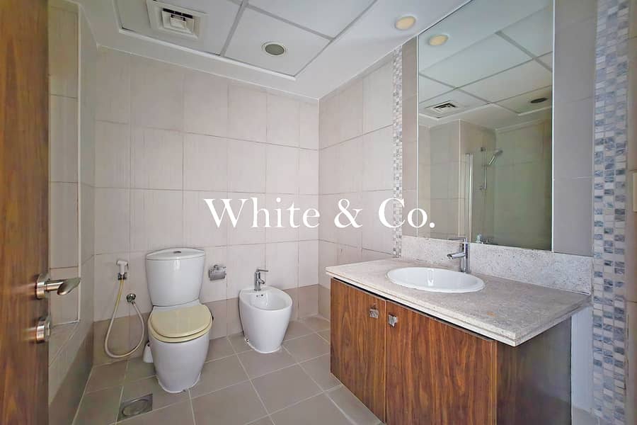 Spacious layout | High Floor | Vacant - Image 16