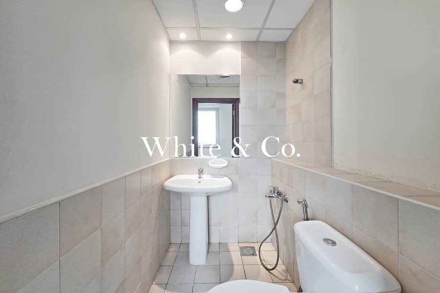 Spacious layout | High Floor | Vacant - Image 17