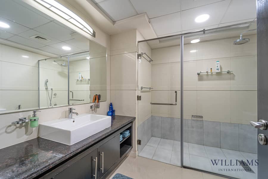 Skyline Views | Stunning 3-Bed | Prime Location