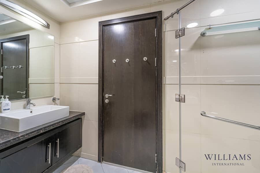 Skyline Views | Stunning 3-Bed | Prime Location - Image 6