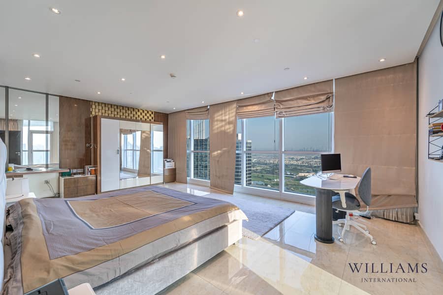 Skyline Views | Stunning 3-Bed | Prime Location - Image 9