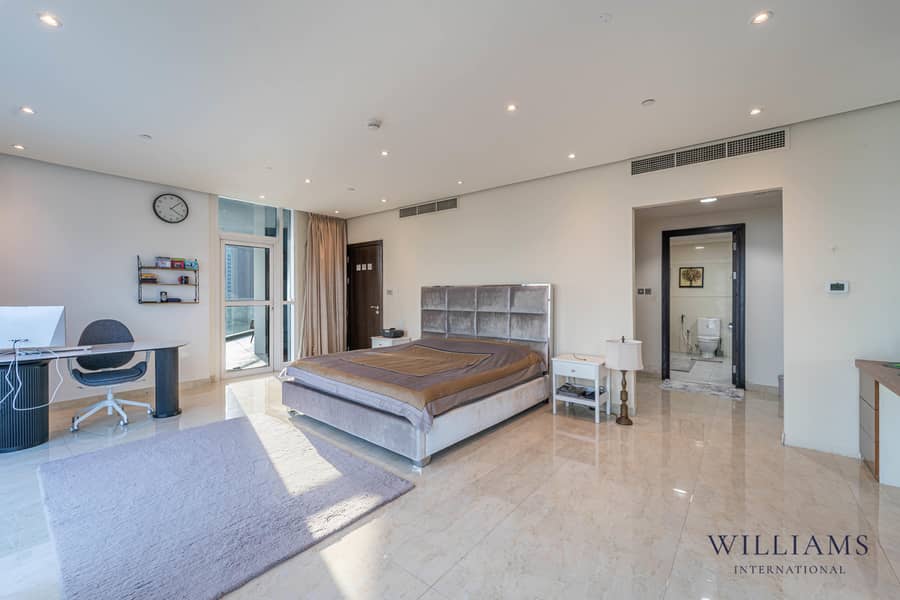 Skyline Views | Stunning 3-Bed | Prime Location - Image 10