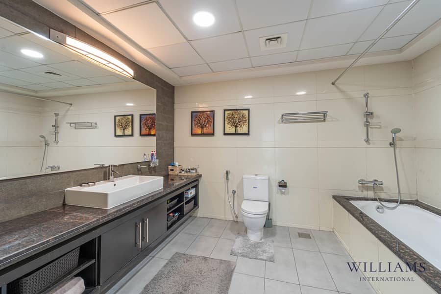 Skyline Views | Stunning 3-Bed | Prime Location - Image 11