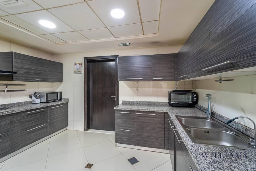 Skyline Views | Stunning 3-Bed | Prime Location - Image 13