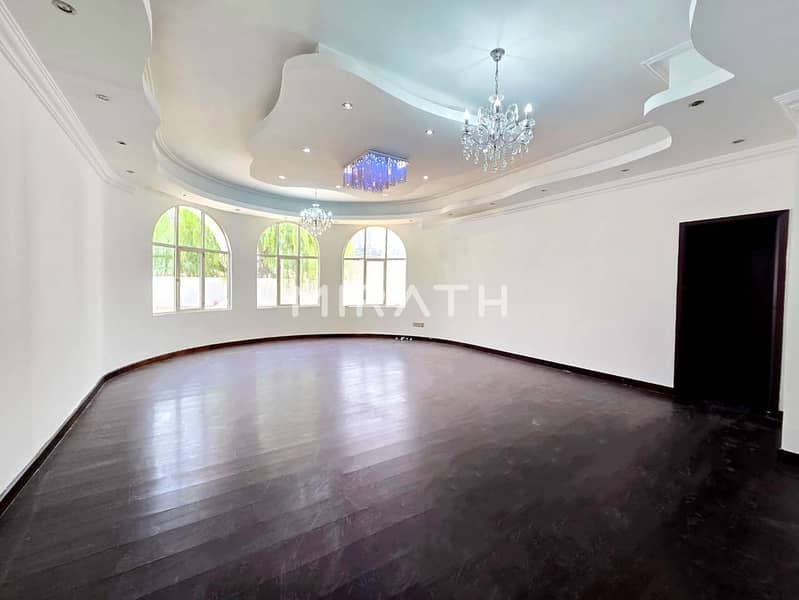 Spacious Lawn| 8BR Villa+Majlis| Service block