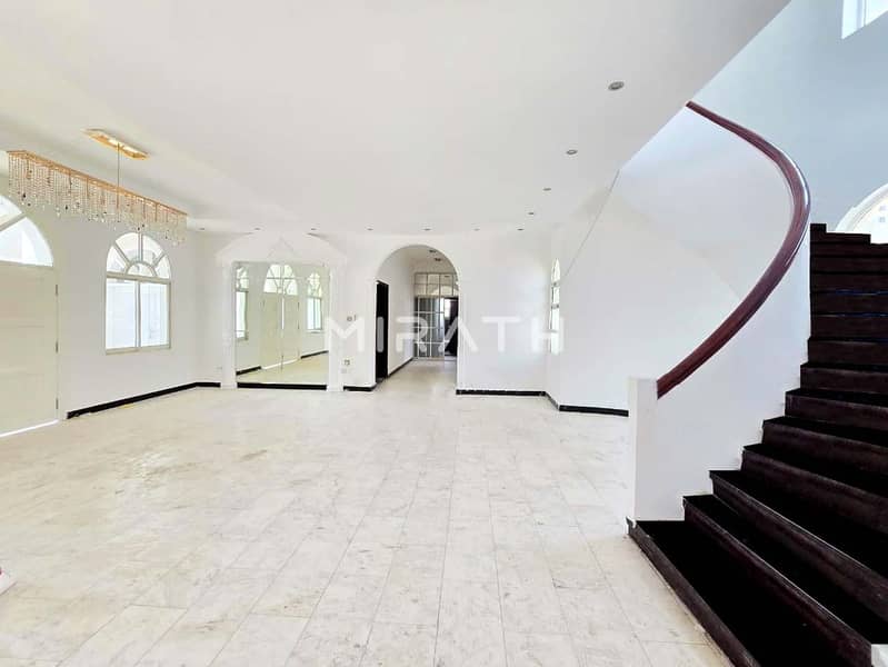 Spacious Lawn| 8BR Villa+Majlis| Service block