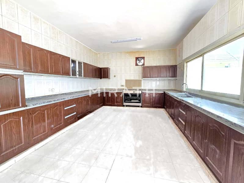 Spacious Lawn| 8BR Villa+Majlis| Service block