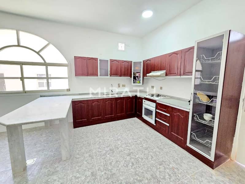 Spacious Lawn| 8BR Villa+Majlis| Service block