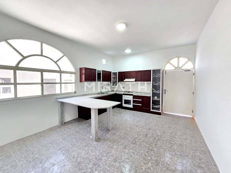 Spacious Lawn| 8BR Villa+Majlis| Service block - Image 8