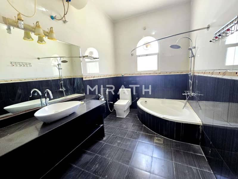 Spacious Lawn| 8BR Villa+Majlis| Service block - Image 12