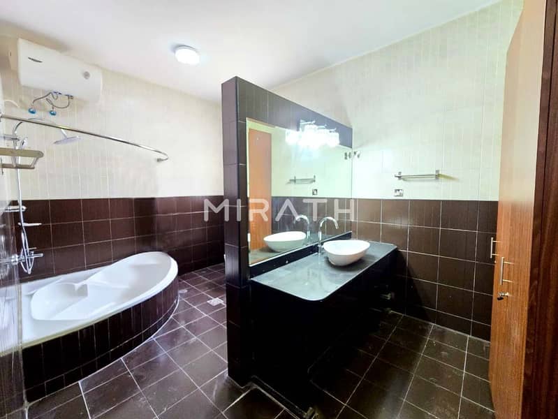 Spacious Lawn| 8BR Villa+Majlis| Service block - Image 14