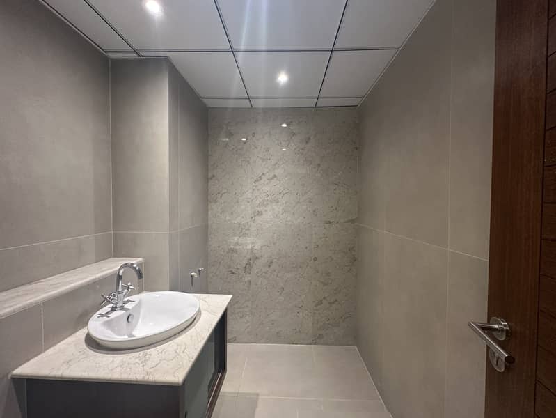 Lake View - Furnished - Spacious - Chiller Free - Image 13