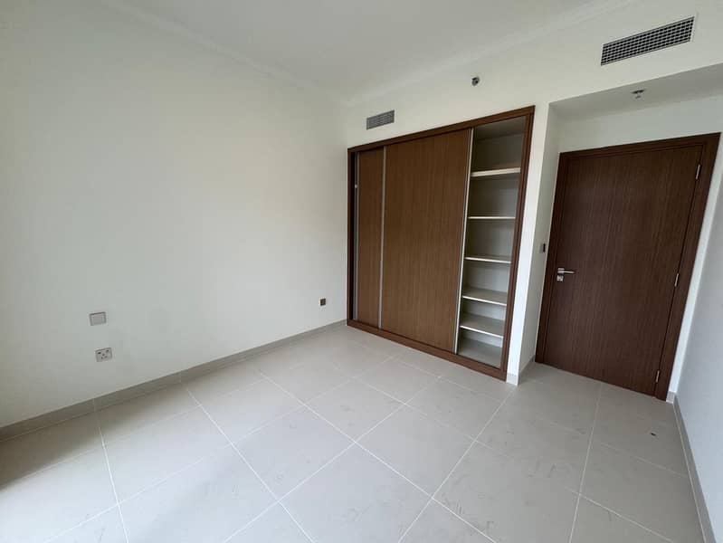 Sea View 1BR Apartment in Emaar Beachfront | Only AED 145,000 - Image 9