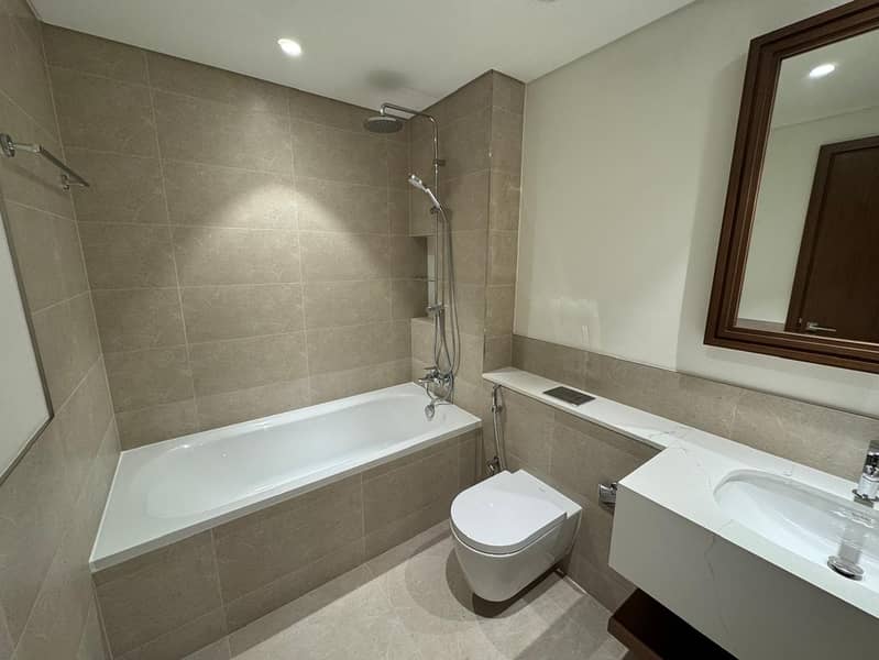 Sea View 1BR Apartment in Emaar Beachfront | Only AED 145,000 - Image 10