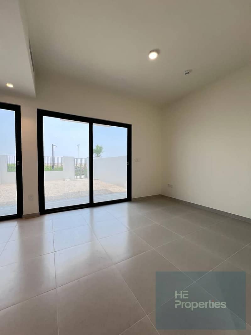 Spacious layout l 3bed l Single Row l Vacant - Image 7