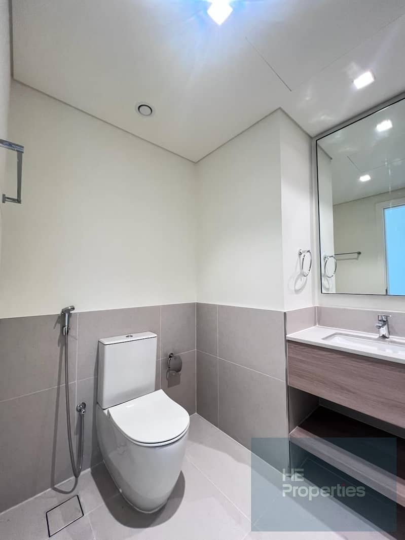 Spacious layout l 3bed l Single Row l Vacant - Image 10